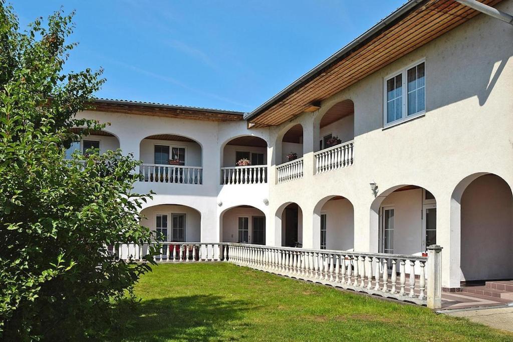 Flat In Podersdorf Am See With Garden Apartment Exterior photo